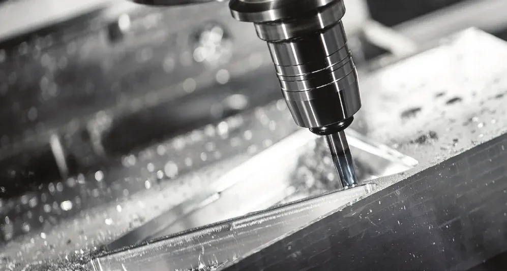 CNC Fräse bearbeitet ein Aluminiumteil